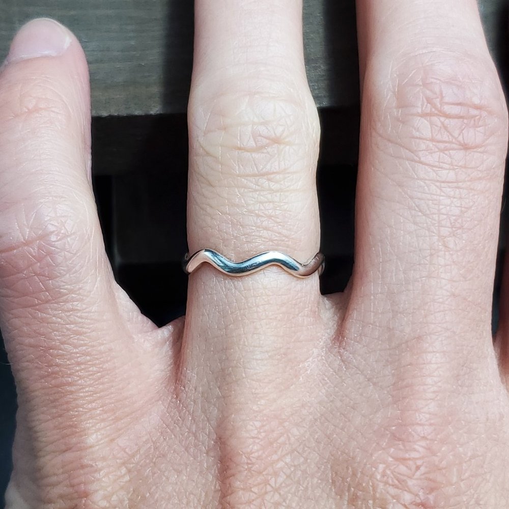 Size 6 Sterling Silver Wavy Cute Dainty Band Ring - Picture 1 of 6